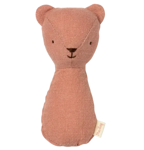 Urocza grzechotka Miś Old Rose Maileg wykonana z miękkiego lnu. Idealnie dopasowana do małych rączek dziecka, delikatnie grzechocze i stymuluje zmysły maluszka. Piękny prezent dla niemowlaka.