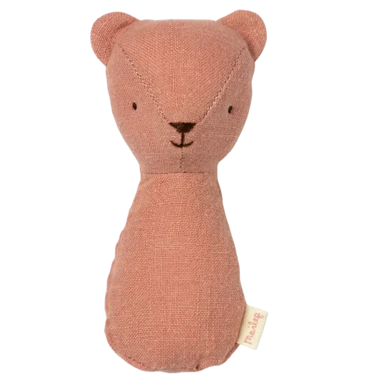 Urocza grzechotka Miś Old Rose Maileg wykonana z miękkiego lnu. Idealnie dopasowana do małych rączek dziecka, delikatnie grzechocze i stymuluje zmysły maluszka. Piękny prezent dla niemowlaka.