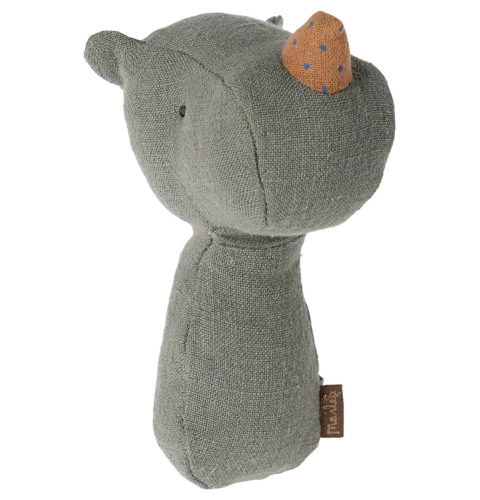 Grzechotka Nosorożec Pine z kolekcji Lullaby Friends Maileg to miękka zabawka dla niemowlaka, idealna do małych rączek. Delikatny dźwięk grzechotki stymuluje zmysły dziecka, a piękne pudełko sprawia, że produkt doskonale nadaje się na prezent.