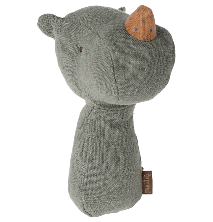 Grzechotka Nosorożec Pine z kolekcji Lullaby Friends Maileg to miękka zabawka dla niemowlaka, idealna do małych rączek. Delikatny dźwięk grzechotki stymuluje zmysły dziecka, a piękne pudełko sprawia, że produkt doskonale nadaje się na prezent.