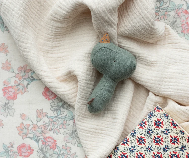Grzechotka Nosorożec Pine z kolekcji Lullaby Friends Maileg to miękka zabawka dla niemowlaka, idealna do małych rączek. Delikatny dźwięk grzechotki stymuluje zmysły dziecka, a piękne pudełko sprawia, że produkt doskonale nadaje się na prezent.