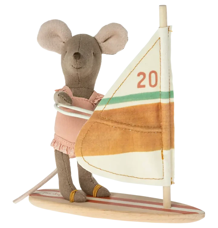 Myszka-Surferka-Little-Sister-Maileg-z-drewniana-deska-surfingowa.png-2.webp