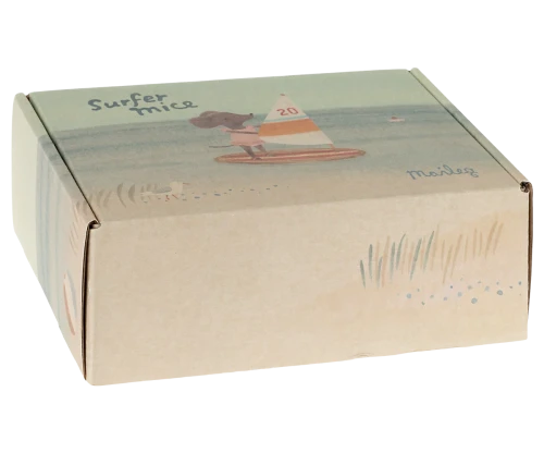 Myszka-Surferka-Little-Sister-Maileg-z-drewniana-deska-surfingowa.png-2.webp