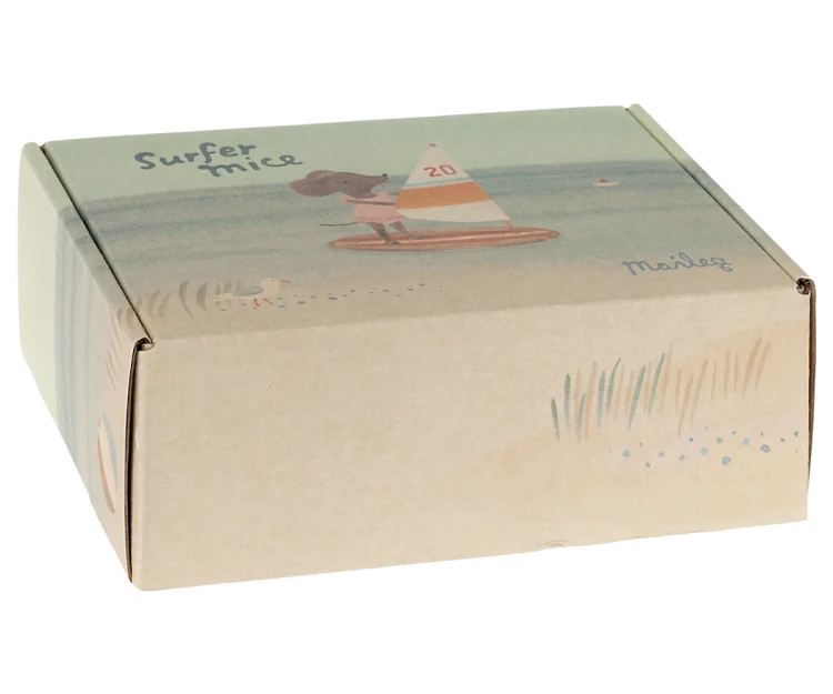 Myszka-Surferka-Little-Sister-Maileg-z-drewniana-deska-surfingowa.png-2.webp