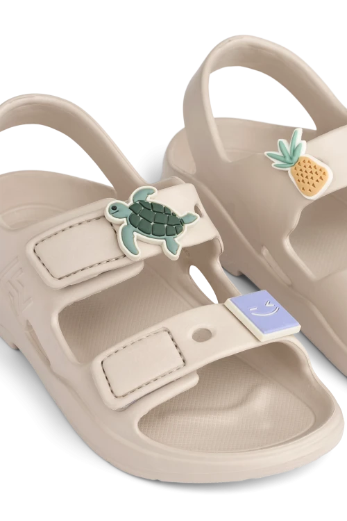 Sandały-dziecięce-Liewood-LILO-z-przypinkami-Charms-i-regulowanym-zapięciem.png