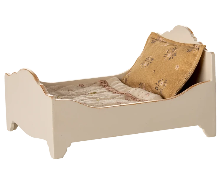 Łóżko-dla-myszek-Big-Sister-i-Big-Brother-Off-White-Maileg.png-2.webp