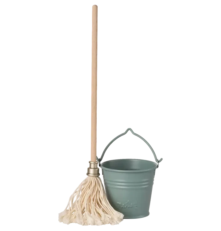 Zestaw-do-sprzatania-wiaderko-mop-Maileg.png-2.webp