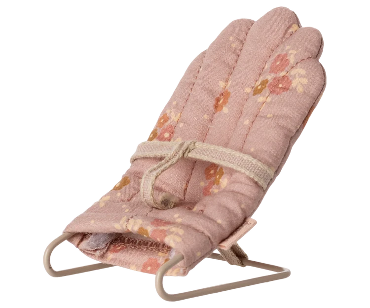 Leżaczek-dla-myszek-Maileg-Babysitter.png-2.webp