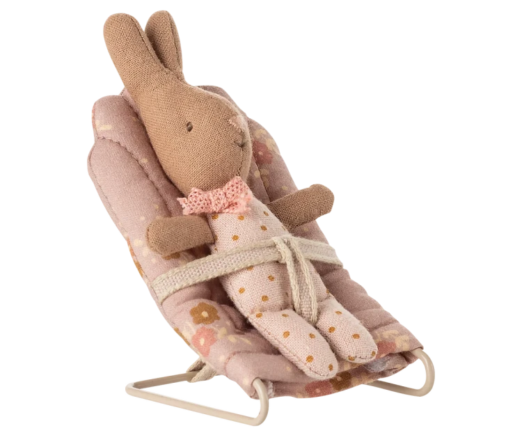 Leżaczek-dla-myszek-Maileg-Babysitter.png-2.webp