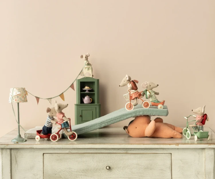 Rower-dla-myszek-Abri-à-Tricycle-Coral-Maileg.png-2.webp