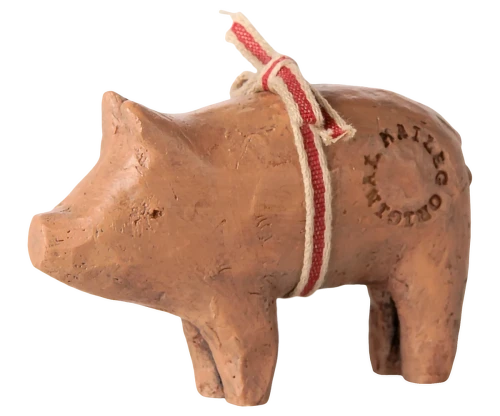 Dekoracja-bożonarodzeniowa-Świnka-Pig-with-Ribbon-Small-Maileg.png-2.webp