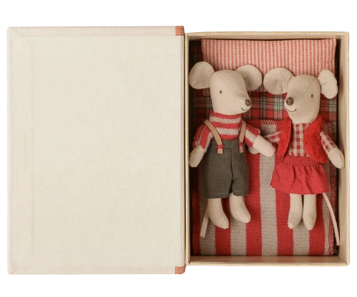 Świąteczne-myszki-bliźniaki-w-książeczce-Christmas-Mouse-in-Book-Maileg.png-2.webp