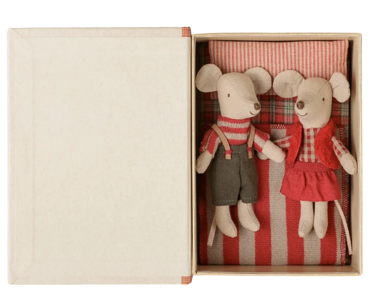 Świąteczne-myszki-bliźniaki-w-książeczce-Christmas-Mouse-in-Book-Maileg.png-2.webp