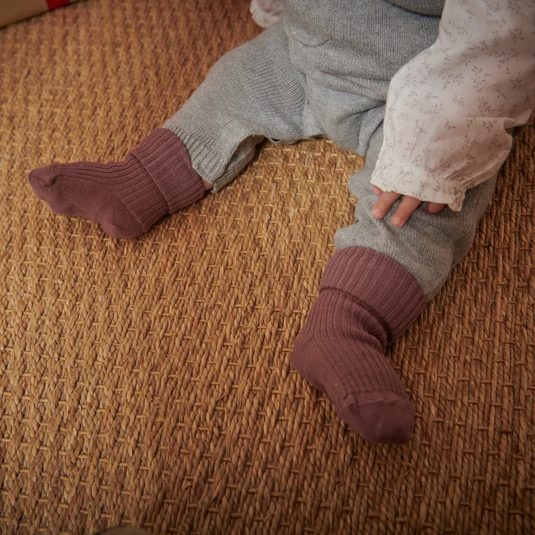 Skarpetki-z-wełny-merino-Wool-Rib-Baby-Rose-Taupe-mpDENMARK.jpg-2.webp