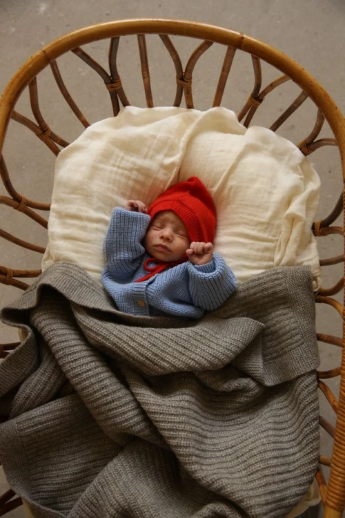 Bonetka-z-wełny-merino-Pixie-Isidor-Hvid-Red.jpg