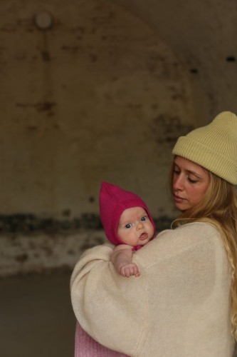 Bonetka-z-wełny-merino-Pixie-Isidor-Hvid-Light-Fuchsia.jpg