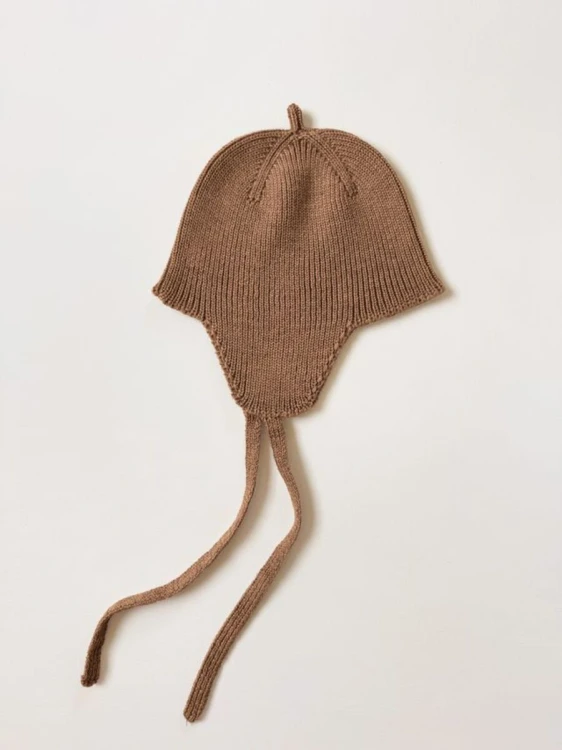 Bonetka-z-wełny-merino-Kota-Mocha-Hvid.jpg
