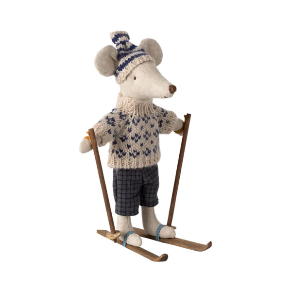 MAILEG-zimowa-myszka-z-nartami-15-cm-WINTER-DAD-blue-chwalipietka-599x599.png.webp