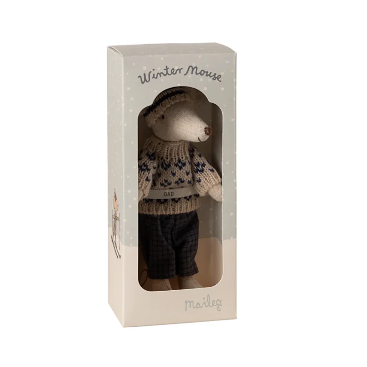 MAILEG-zimowa-myszka-z-nartami-15-cm-WINTER-DAD-blue.png.webp