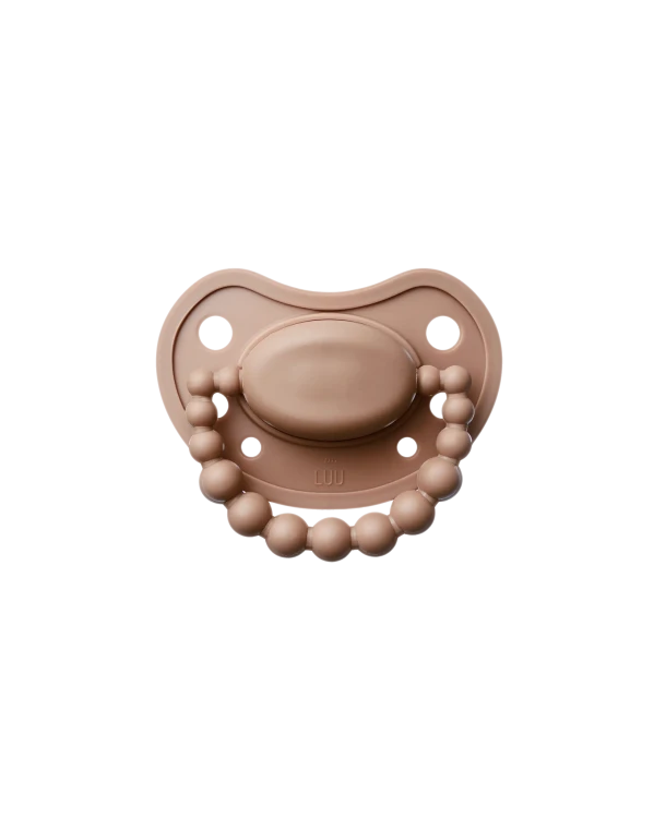 luu-kids-milk-hazelnut-smoczek-front.webp