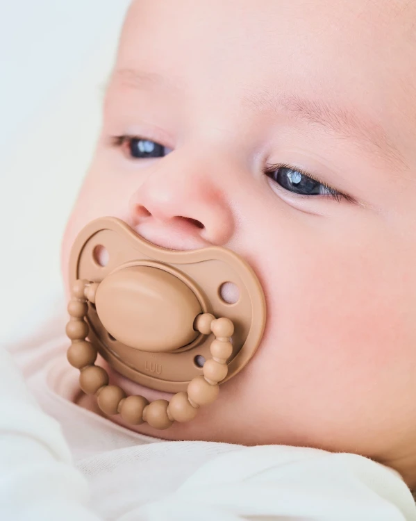 luu-kids-milk-hazelnut-smoczek-foto.jpg.webp
